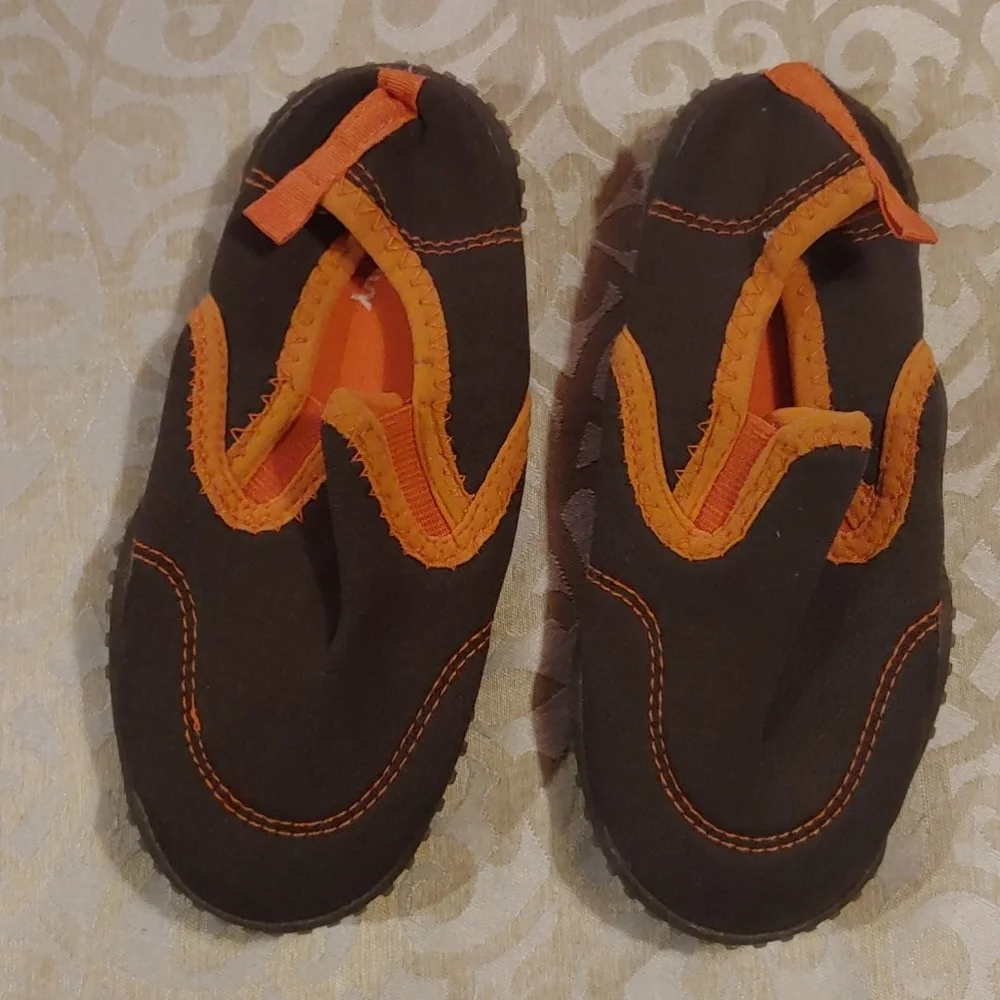 NWOT Old Navy swim shoes size 10